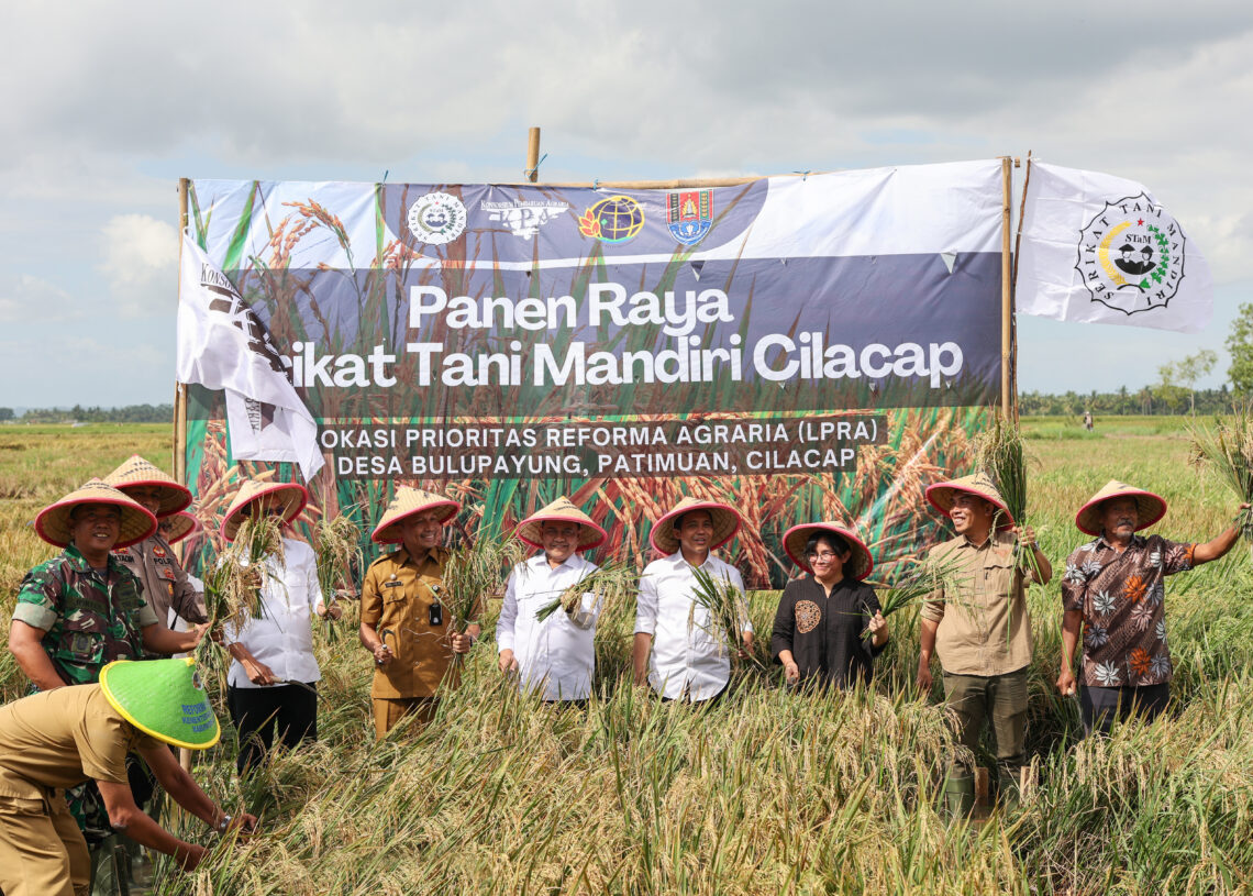 Panen Raya Serikat Tani Mandiri Cilacap di Lokasi Prioritas Reforma Agraria Desa Bulupayung